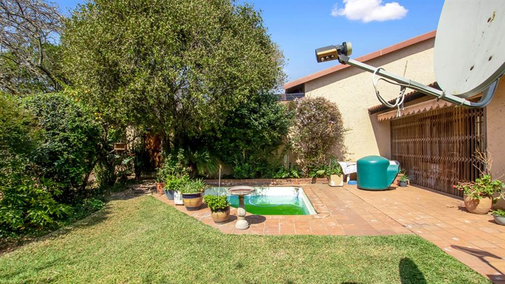 4 Bed Townhouse in Fourways photo number 20