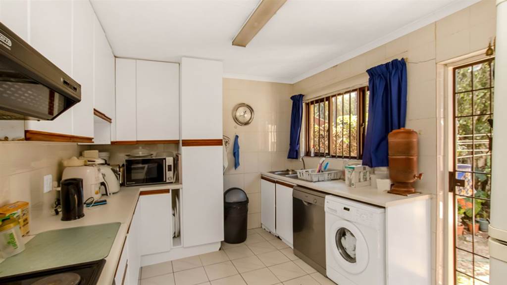 4 Bed Townhouse in Fourways photo number 8