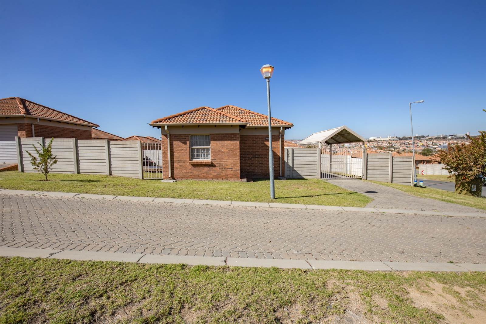 3 Bed House in Olievenhoutbosch photo number 2