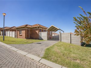 3 Bed House in Olievenhoutbosch