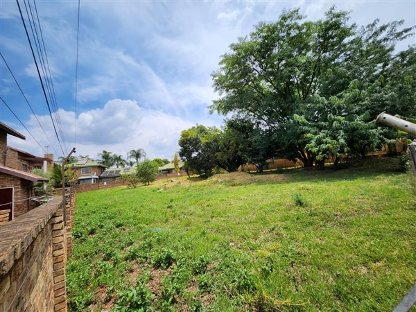 1218 m² Land available in Hennopspark