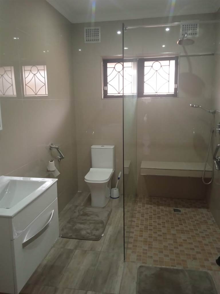4 Bed House in Tongaat Central photo number 16