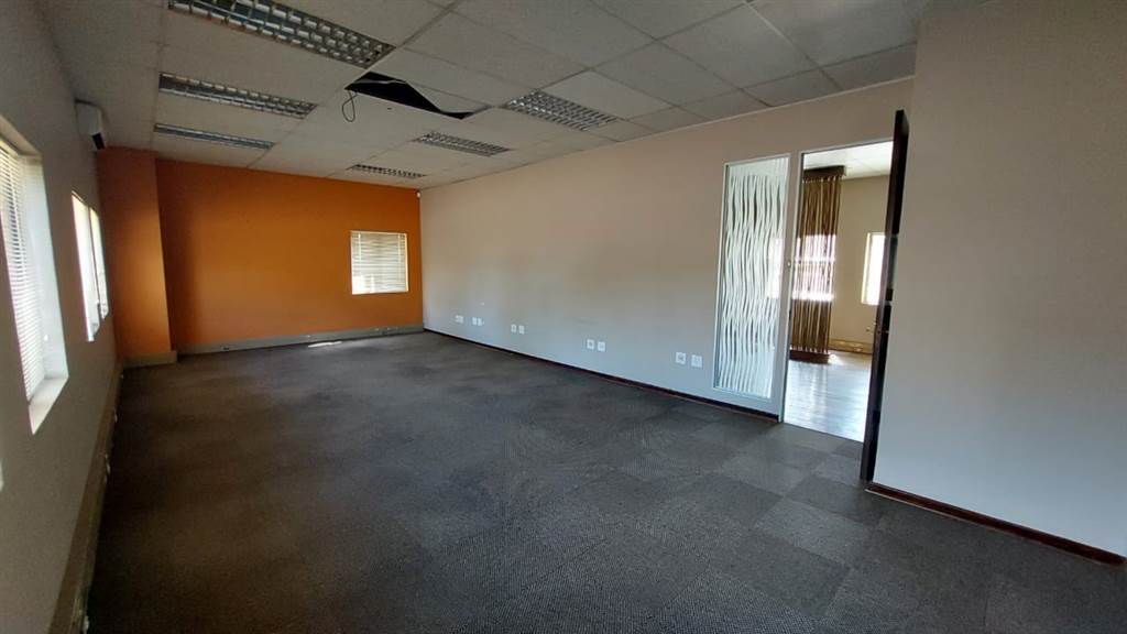 130  m² Commercial space in Lyttelton Manor photo number 9