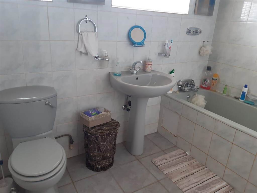 2 Bed Apartment in Carletonville photo number 7