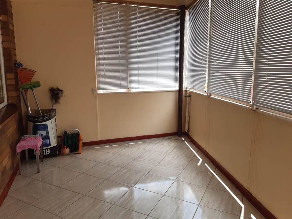 2 Bed Apartment in Carletonville photo number 2