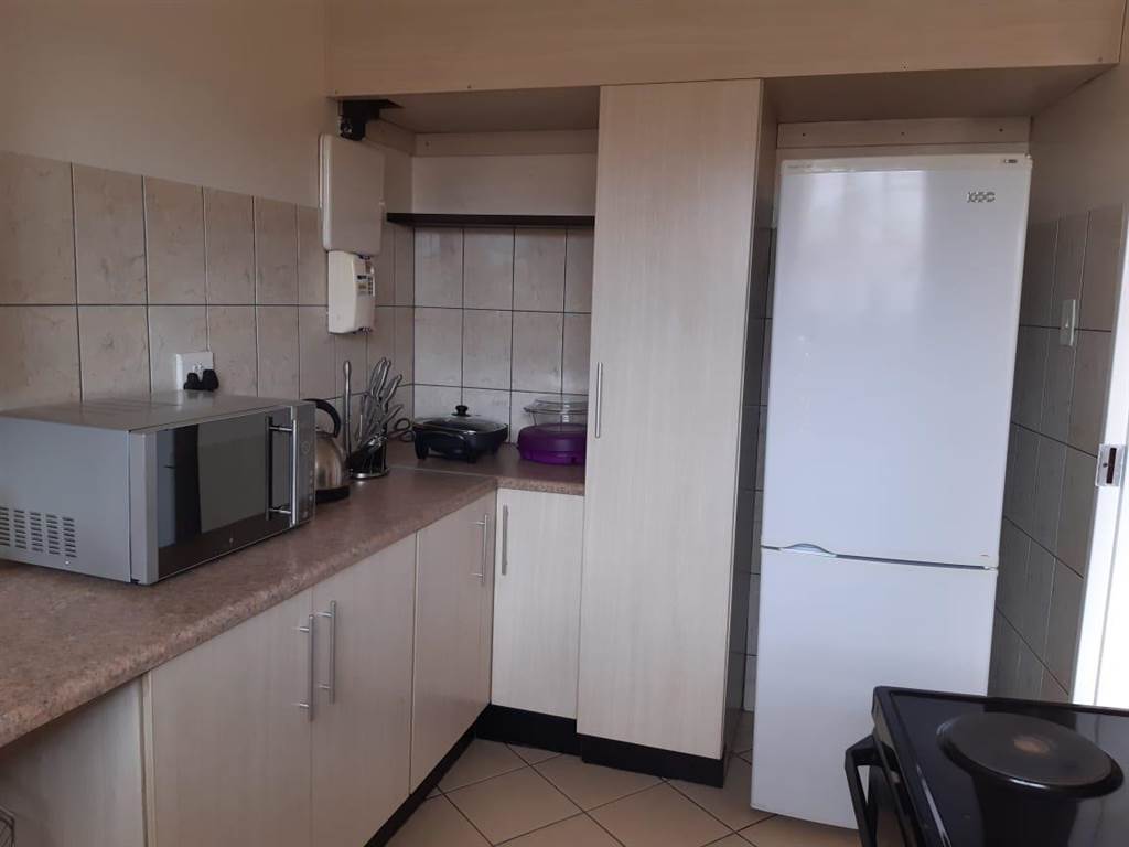 2 Bed Apartment in Carletonville photo number 4