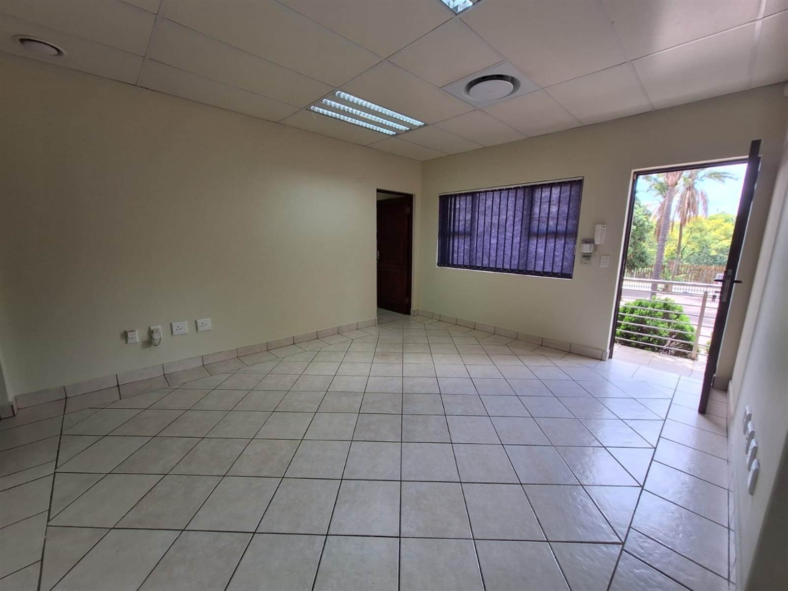 100  m² Commercial space in Garsfontein photo number 9