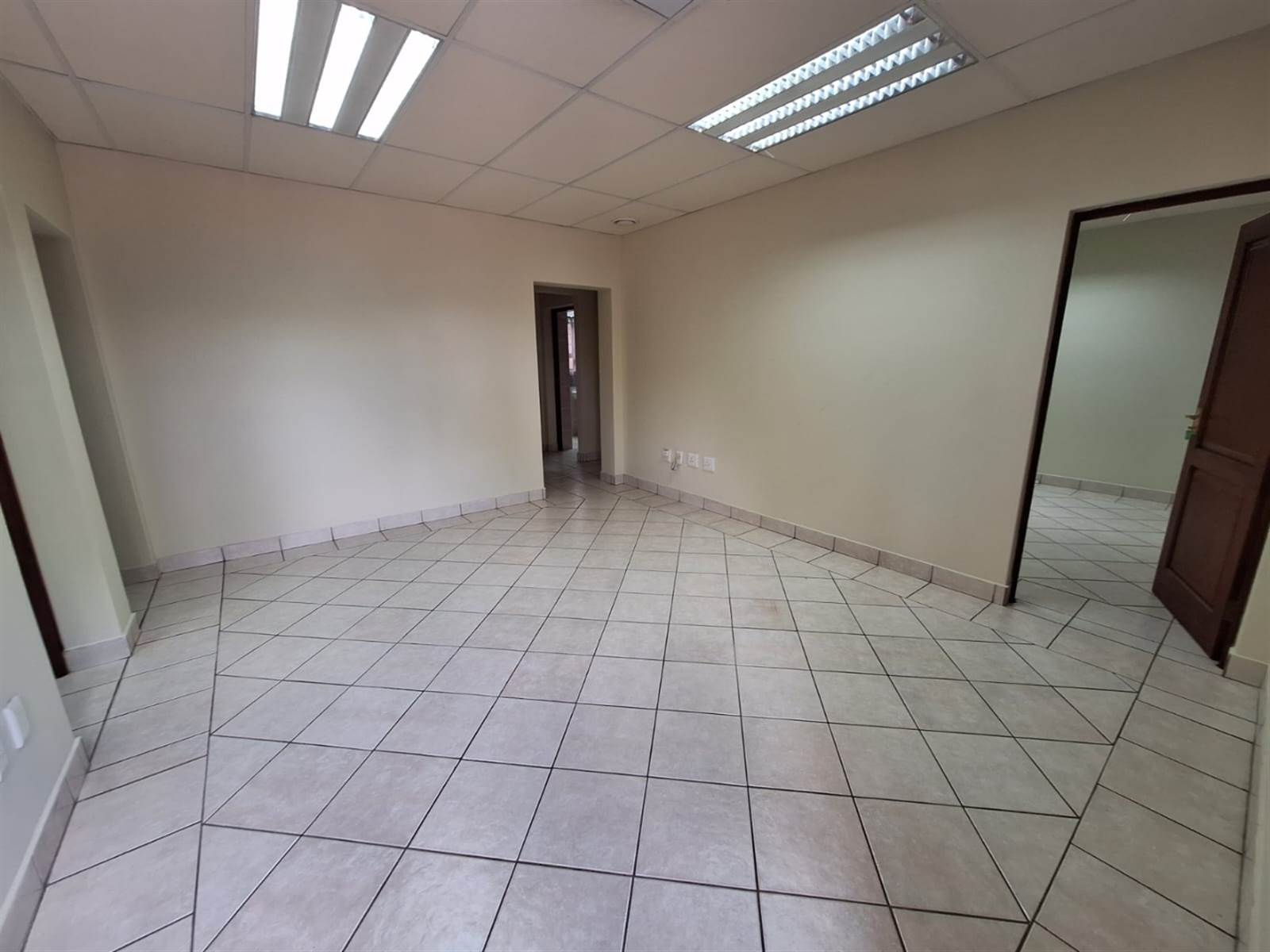100  m² Commercial space in Garsfontein photo number 3
