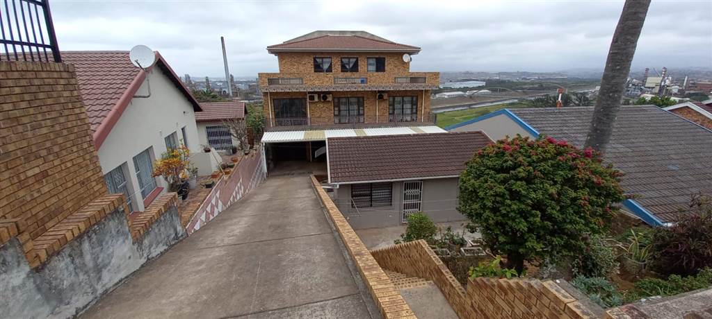4 Bed House in Bluff photo number 1