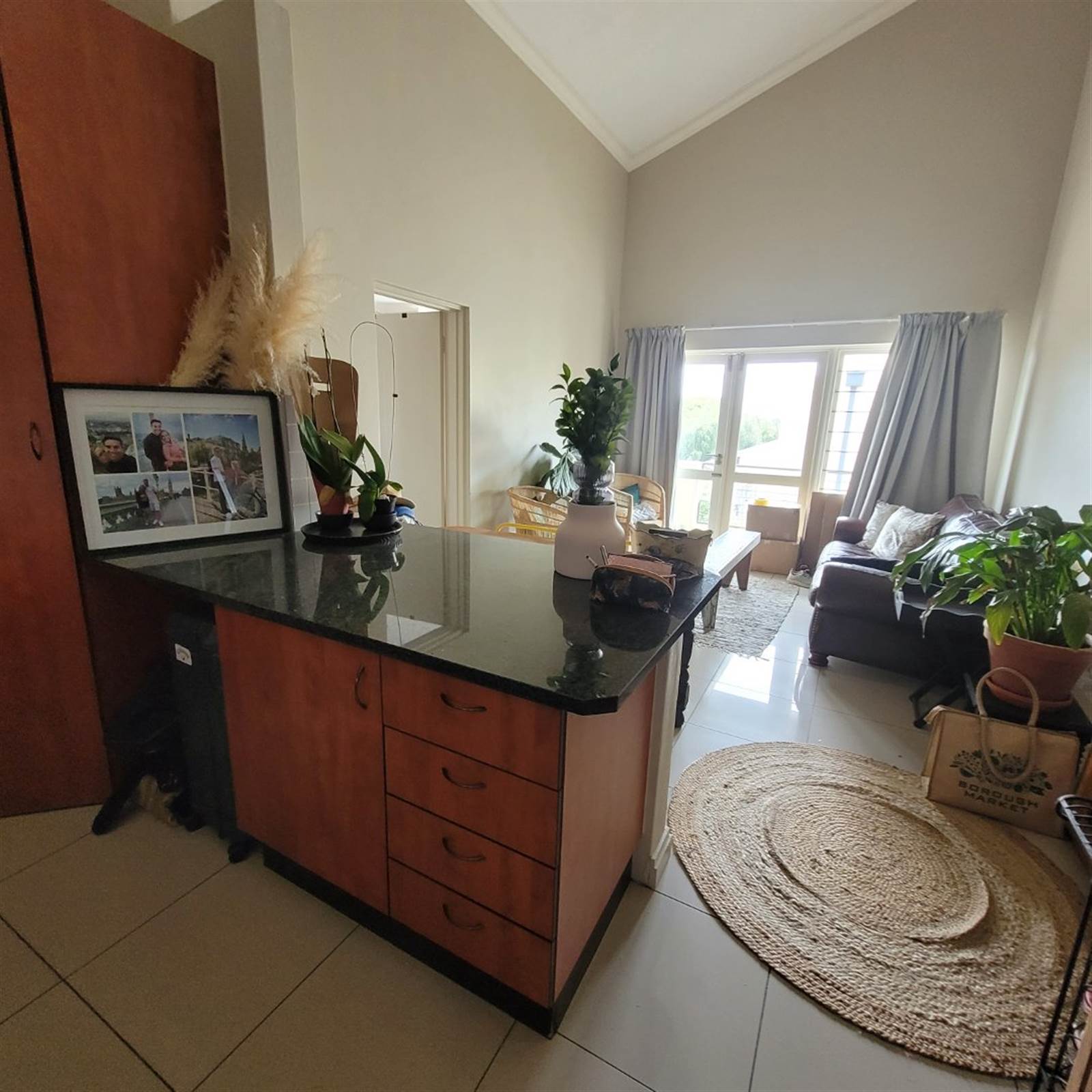 1 Bed Apartment in Parktown North photo number 1