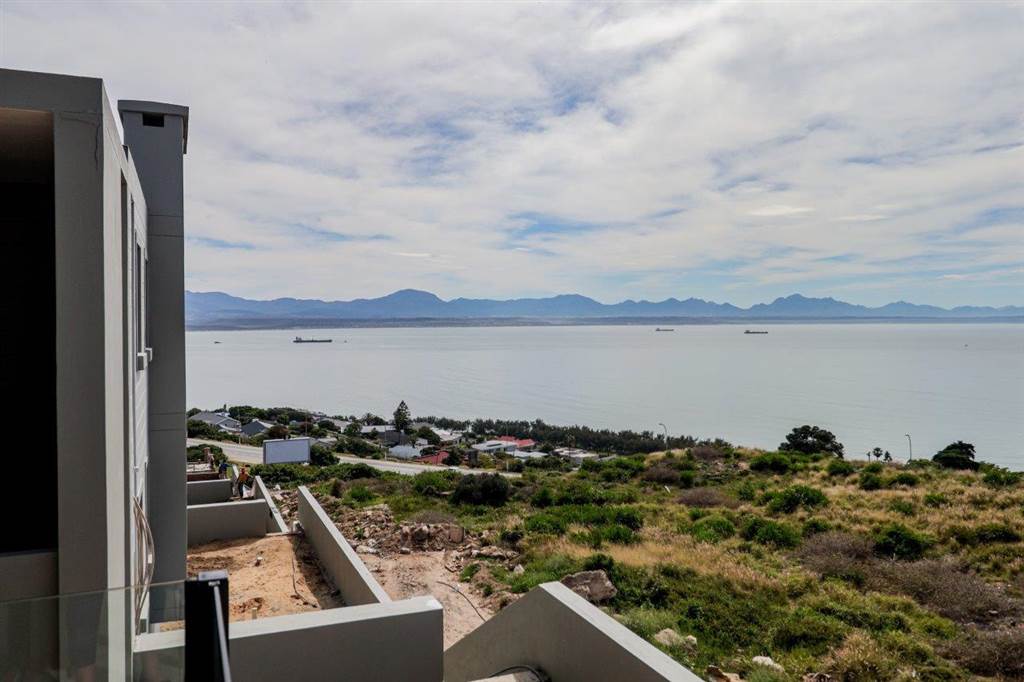 2 Bed Apartment in Mossel Bay Central photo number 19