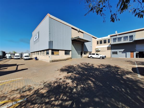 1 200  m² Industrial space