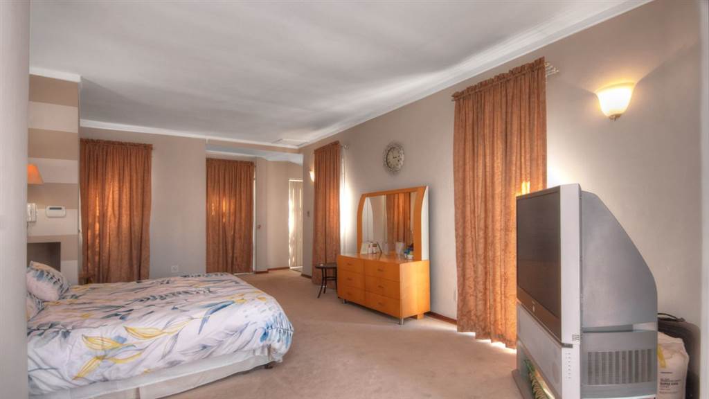 7 Bed House in Lenasia South photo number 28