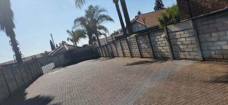 1 Bed Townhouse in Glen Marais photo number 1
