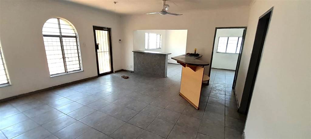 90  m² Commercial space in Garsfontein photo number 4
