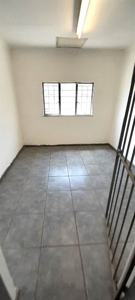 90  m² Commercial space in Garsfontein photo number 9