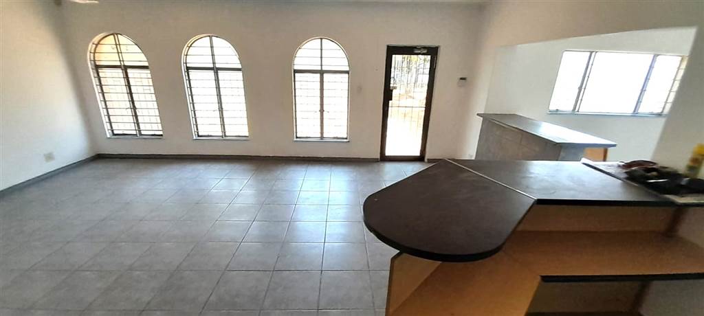 90  m² Commercial space in Garsfontein photo number 5