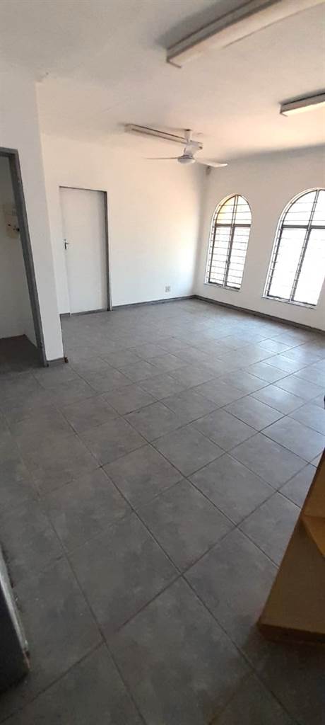 90  m² Commercial space in Garsfontein photo number 8