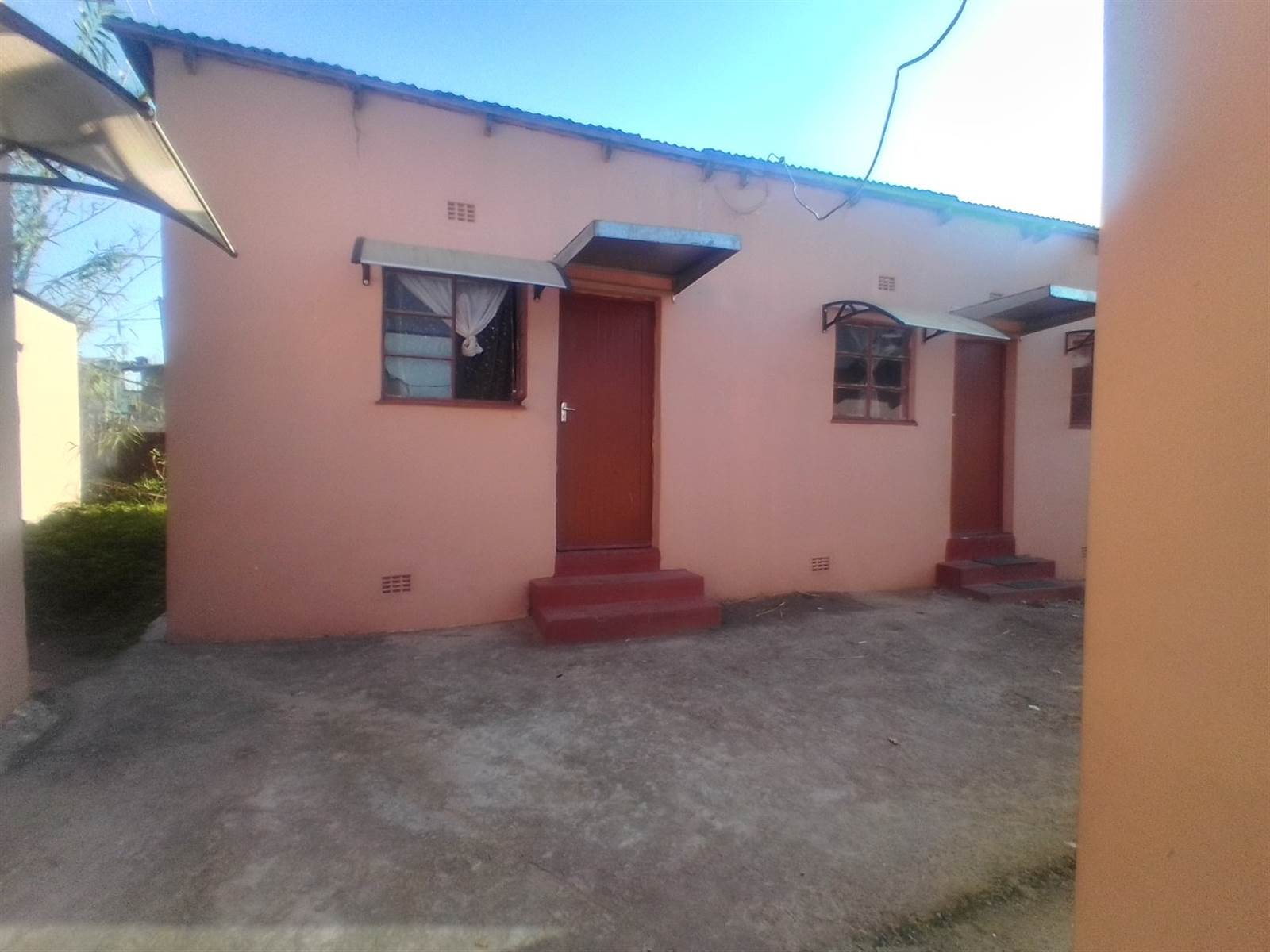 2 Bed House in Mthata photo number 3