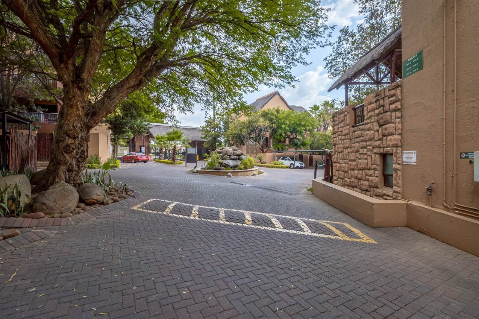 1 Bed Apartment in Douglasdale photo number 28