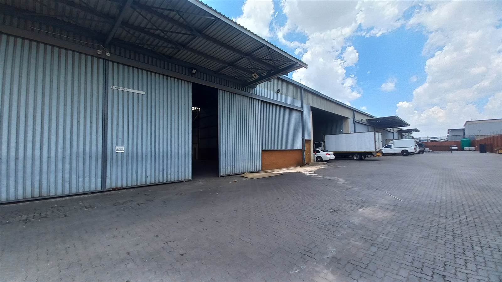 950  m² Industrial space in Pomona photo number 1