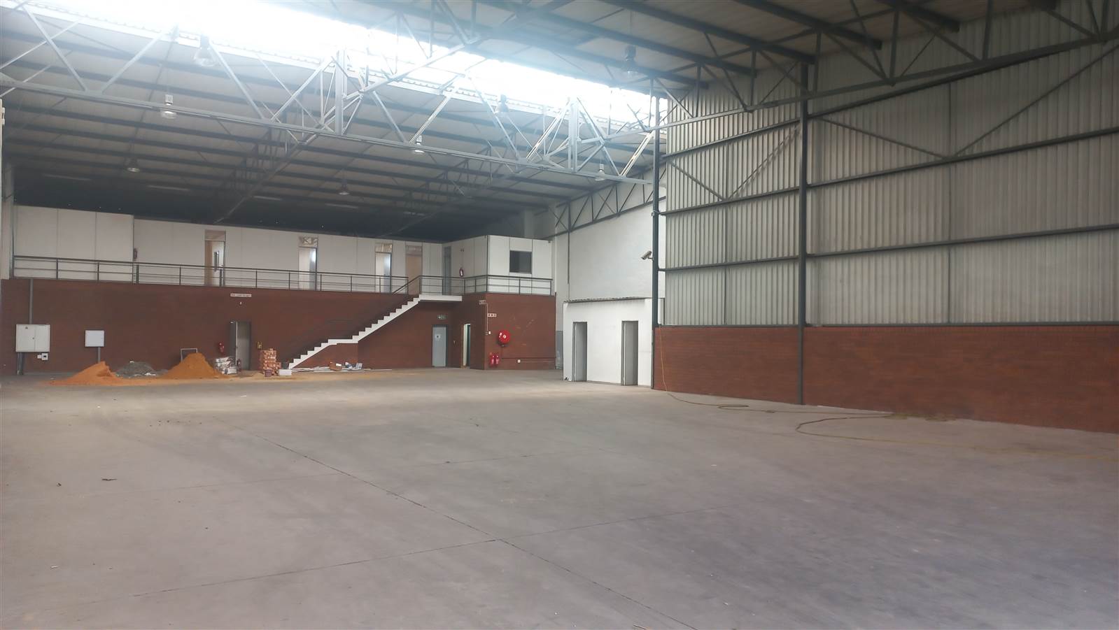 950  m² Industrial space in Pomona photo number 2