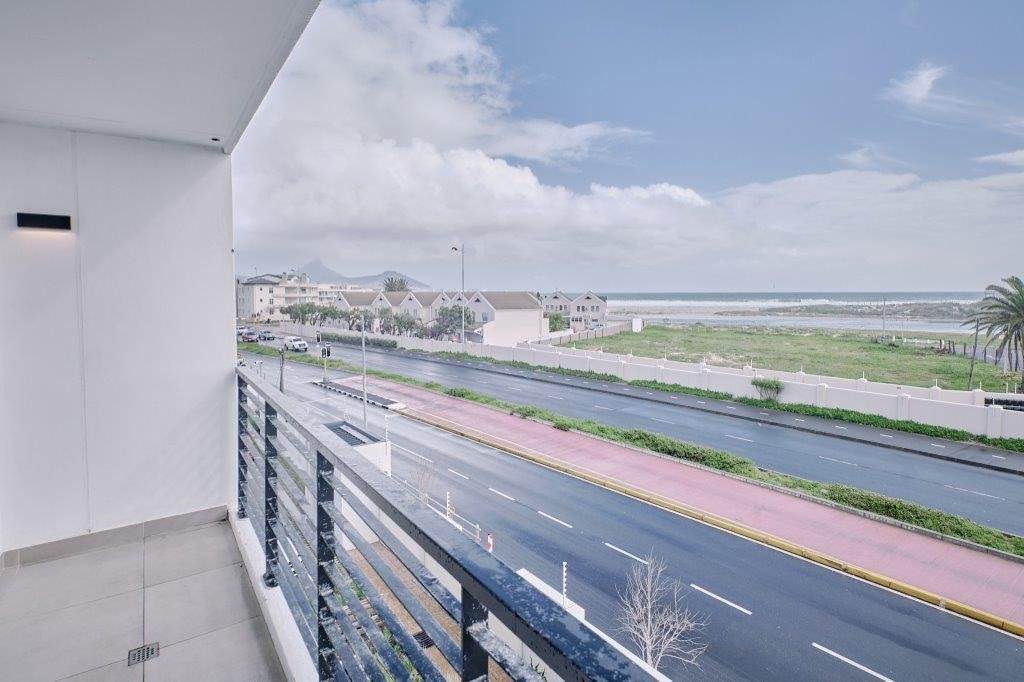 2 Bed Apartment in Milnerton Central photo number 13
