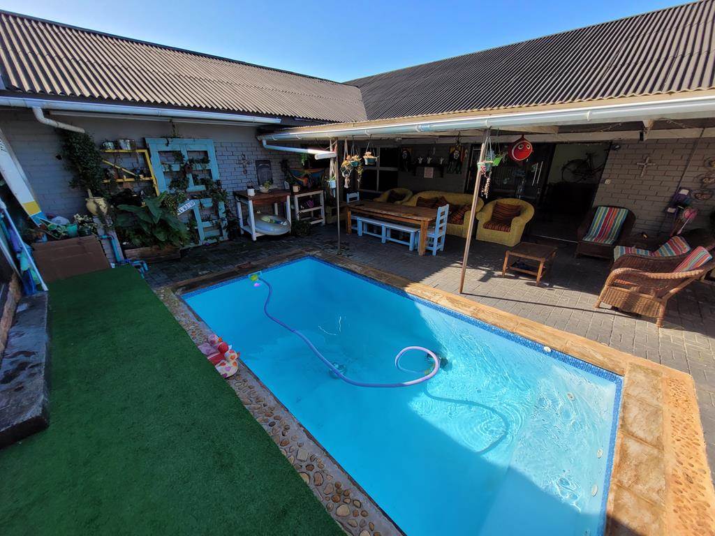 6 Bed House in Jeffreys Bay photo number 2