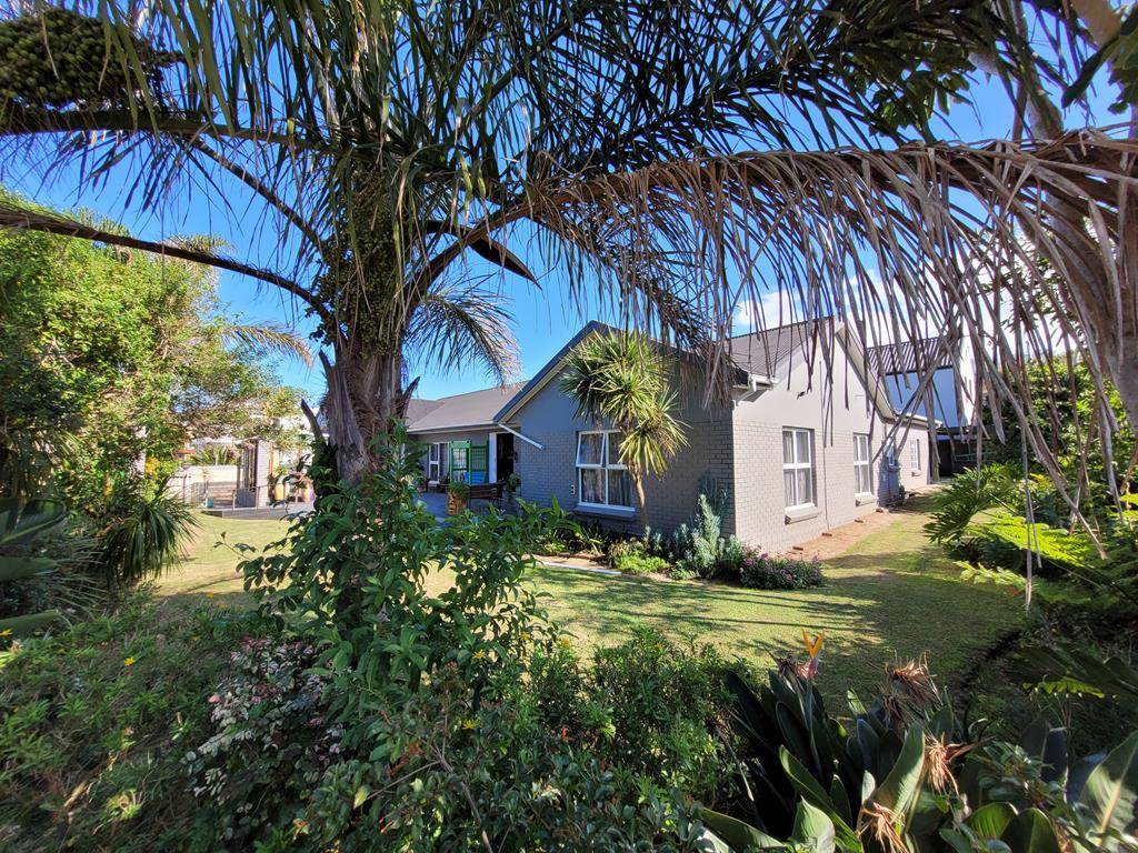 6 Bed House in Jeffreys Bay photo number 3