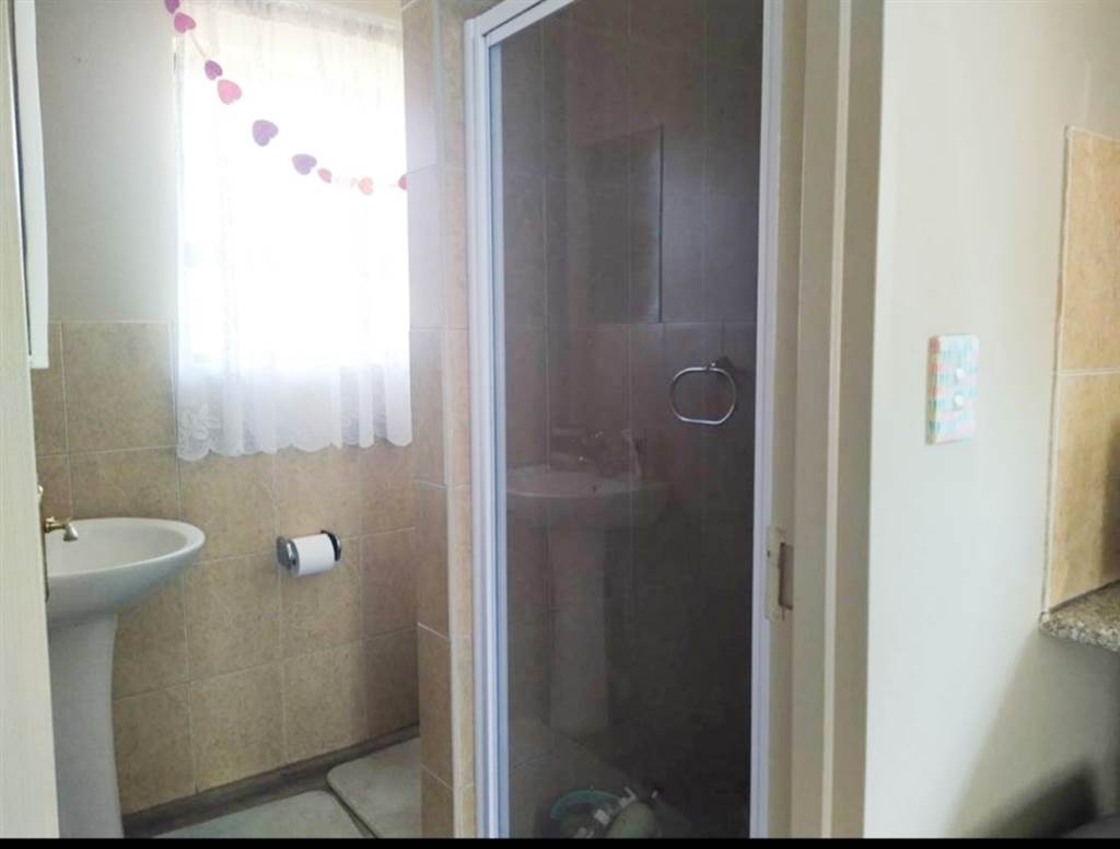 1 Bed Apartment in Potchefstroom Central photo number 12