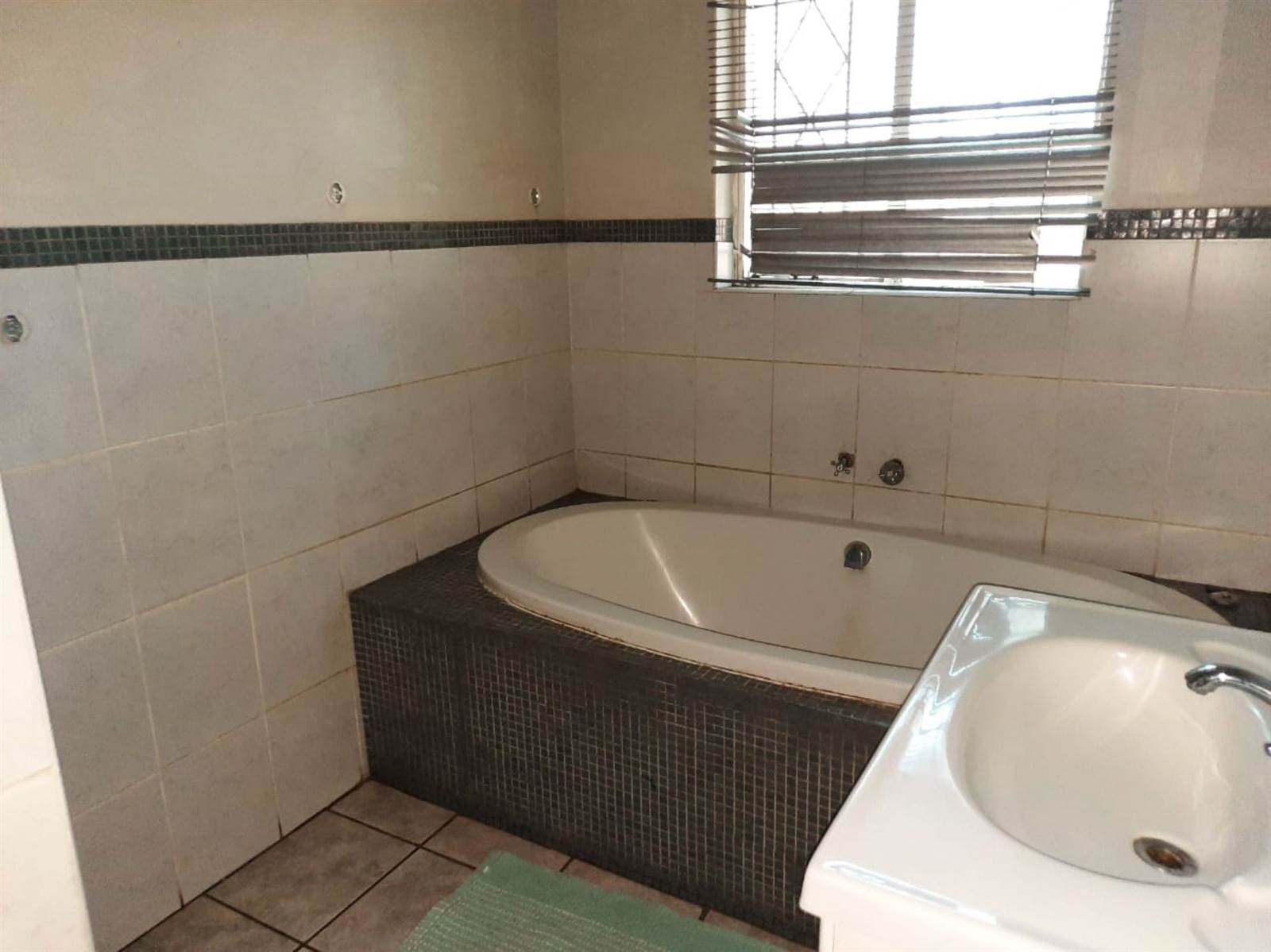 4 Bed House in Witbank Central photo number 12