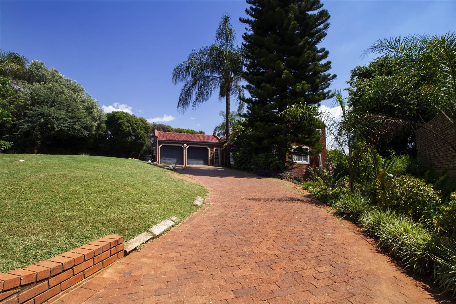 4 Bed House in Garsfontein photo number 2