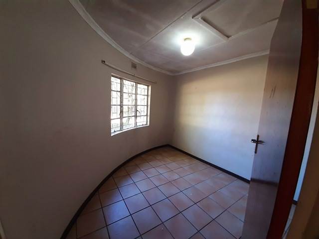 2 Bed House in Hartbeespoort Dam photo number 11