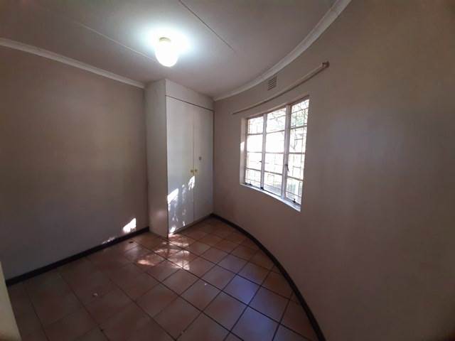 2 Bed House in Hartbeespoort Dam photo number 13