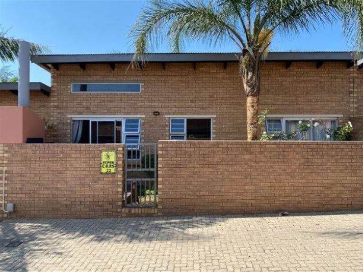 3 Bed Townhouse in Glen Marais photo number 27