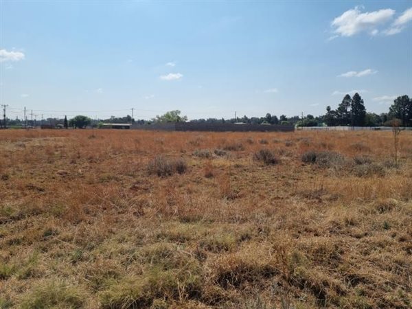 1983 m² Land available in Highbury