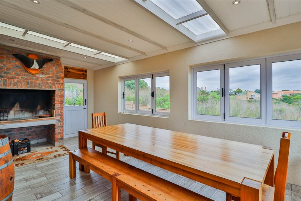 4 Bed House in Stilbaai photo number 10