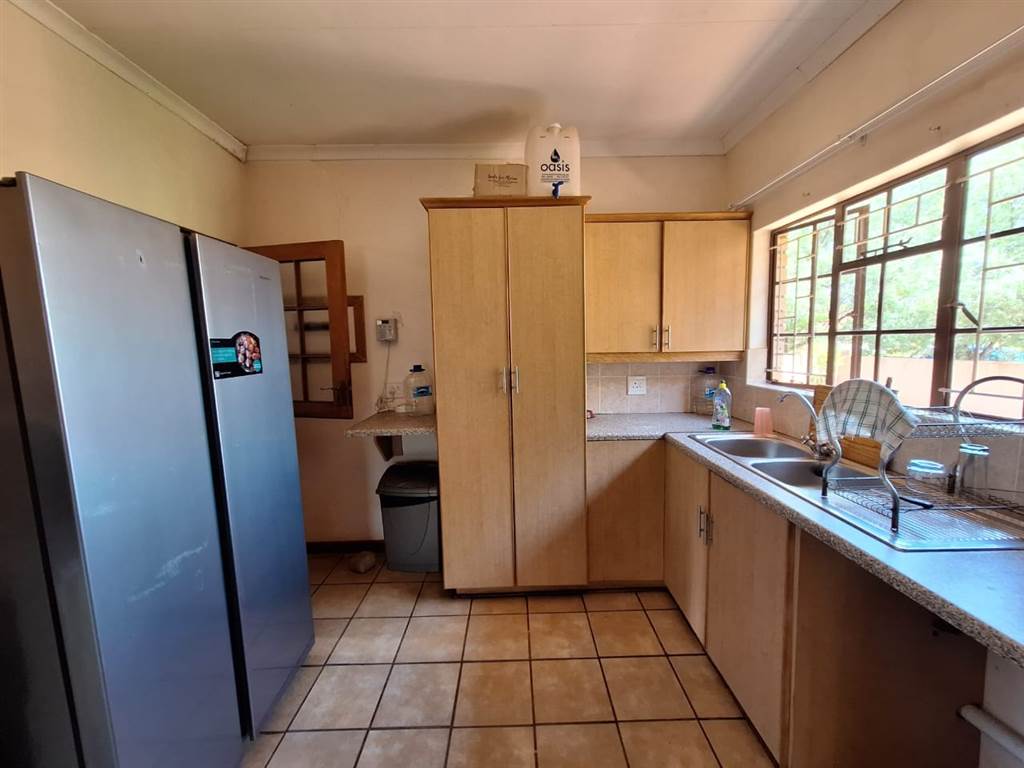 2 Bed House in Jan Kempdorp photo number 10