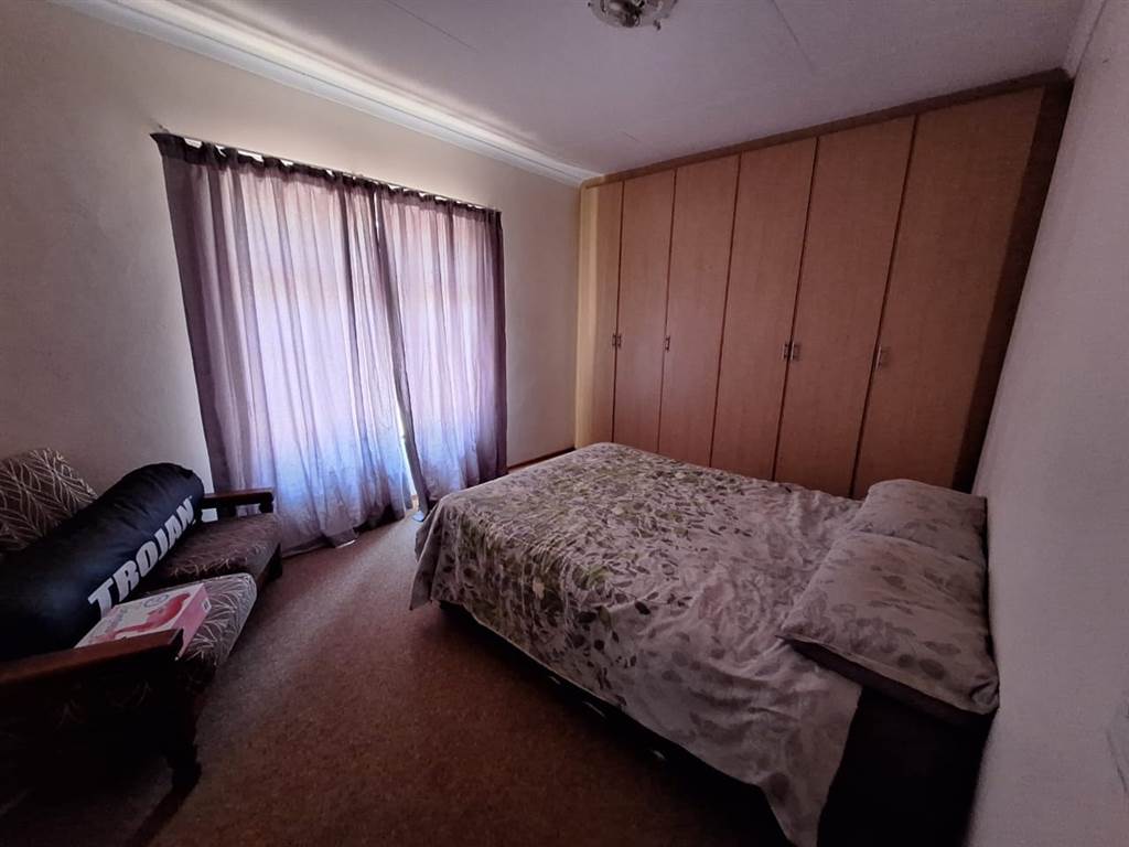 2 Bed House in Jan Kempdorp photo number 16