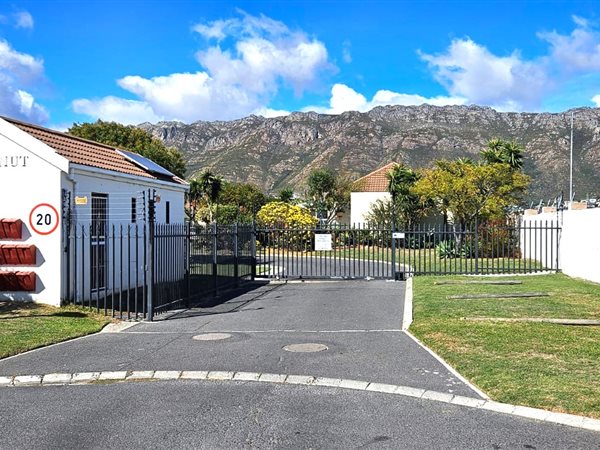 216 m² Land available in Fairview Golf Estate