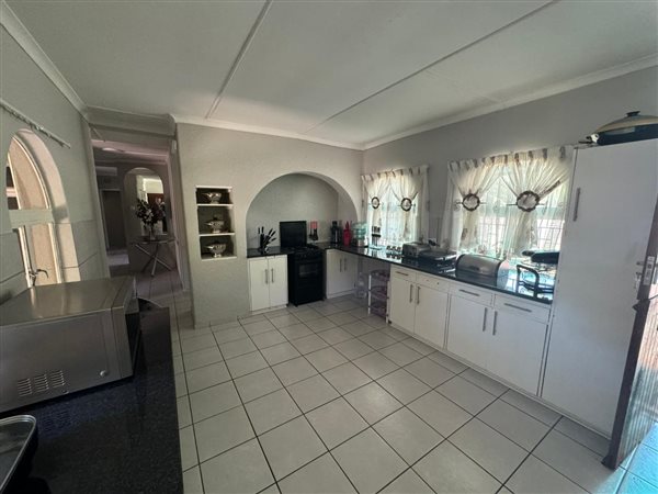 4 Bed House in Bayswater