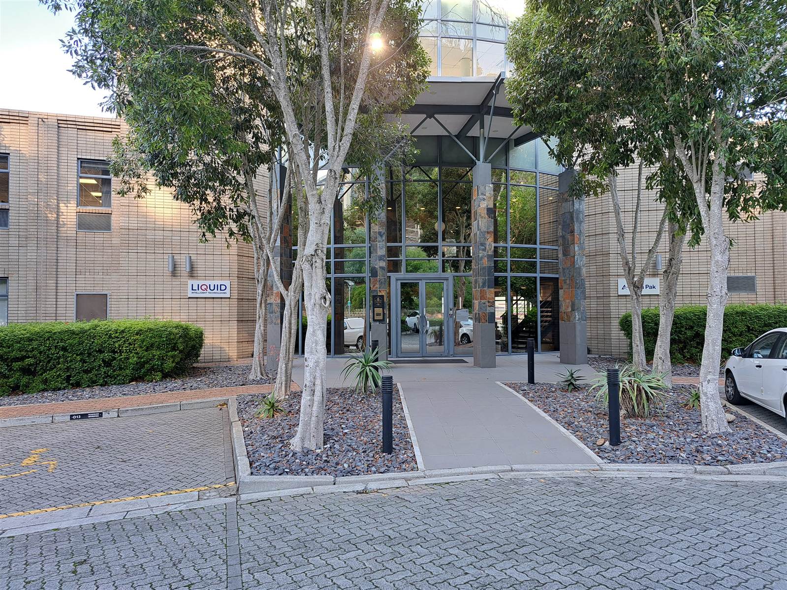 884  m² Commercial space in Plattekloof photo number 1