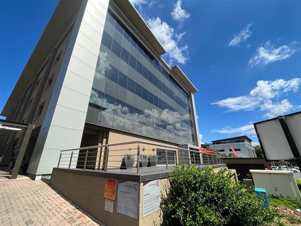 795  m² Commercial space