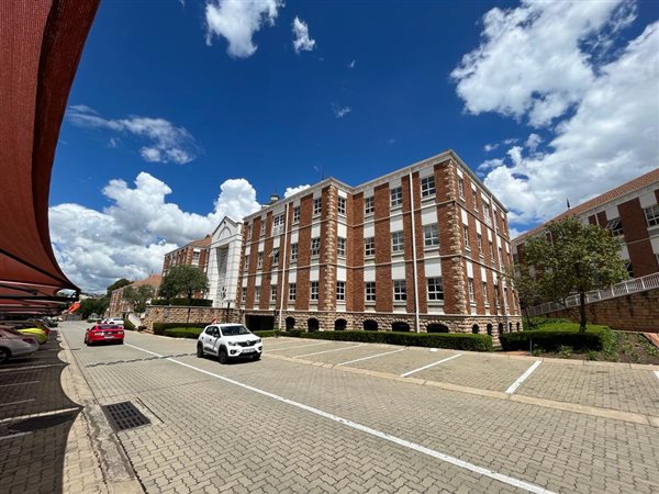 575  m² Commercial space in Fourways