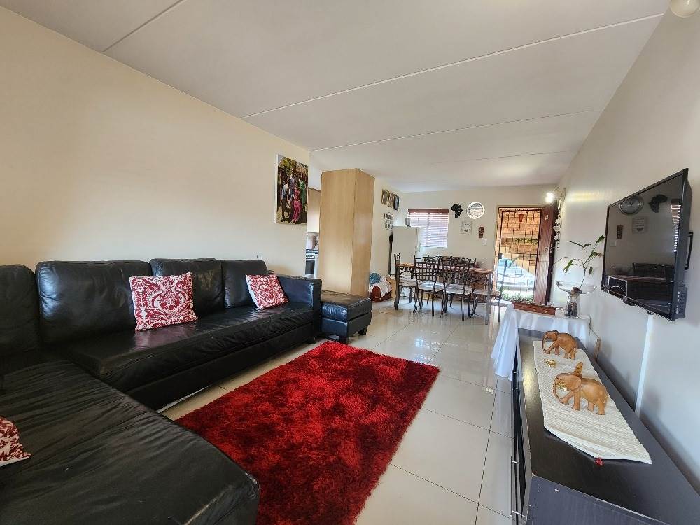2 Bed Townhouse in Highveld photo number 6