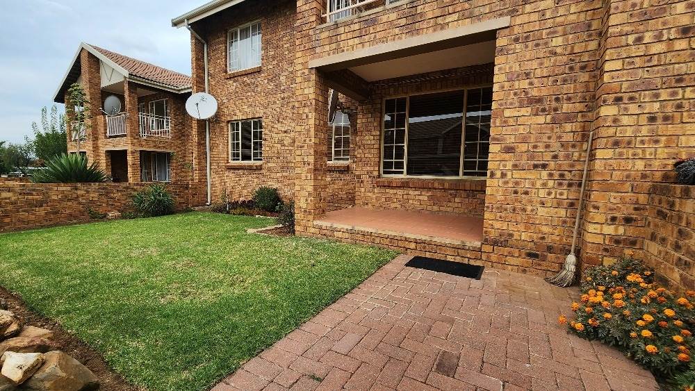 2 Bed Townhouse in Highveld photo number 1