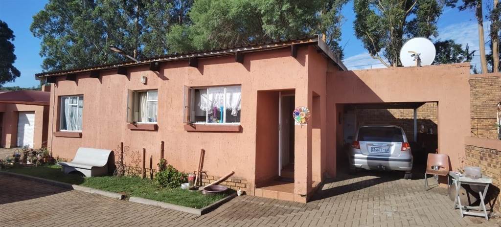 3 Bed Townhouse in Rensburg photo number 8
