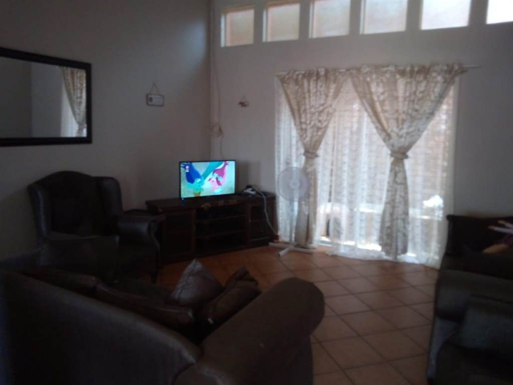 3 Bed Townhouse in Rensburg photo number 2