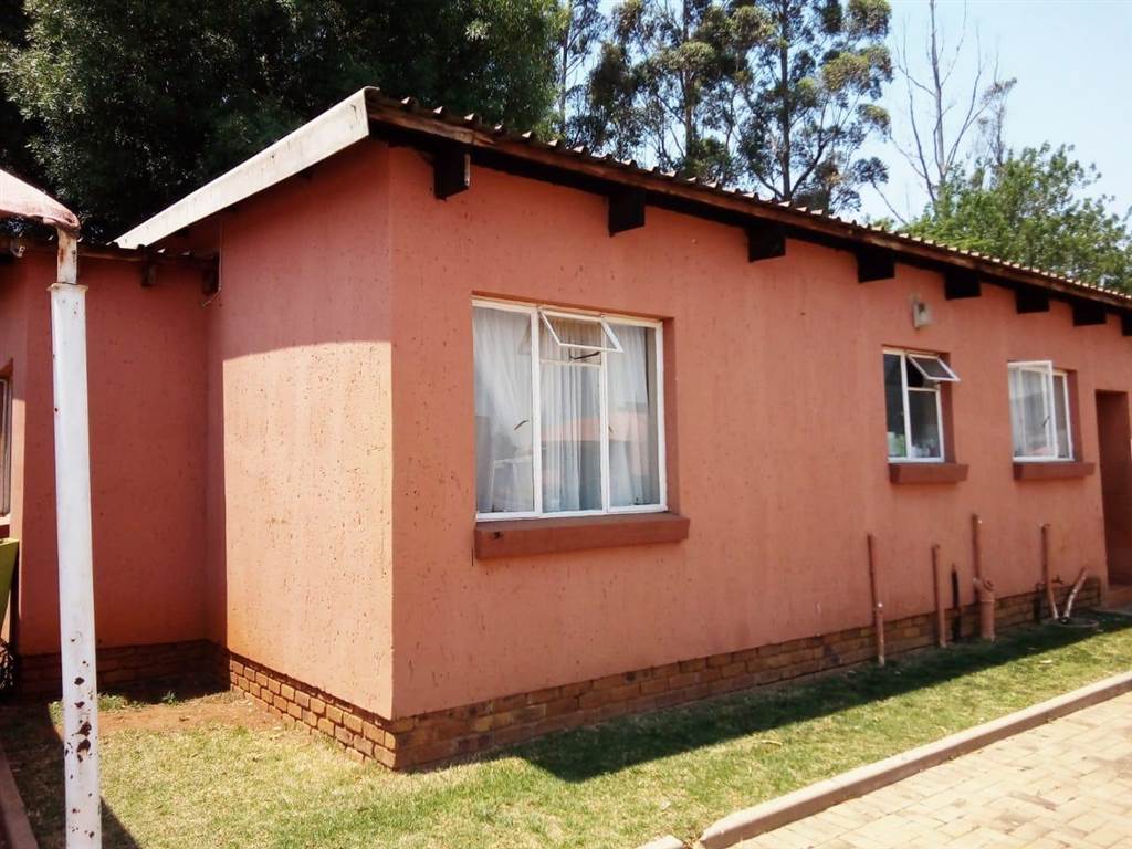 3 Bed Townhouse in Rensburg photo number 1