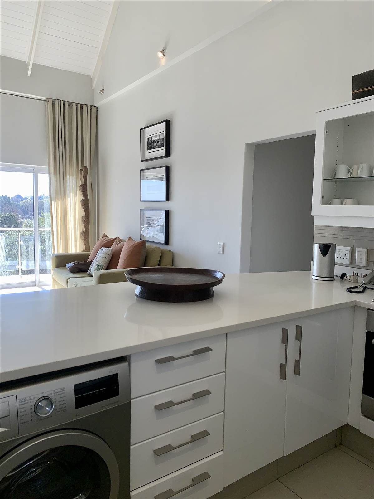 2 Bed Apartment in Parktown North photo number 5